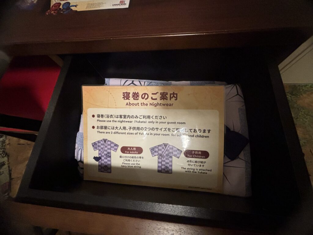 レゴランドホテル客室の引き出しに用意された寝巻（浴衣）と「寝巻のご案内」カード