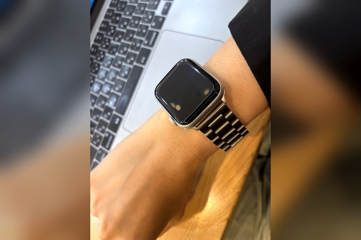 腕に着けたApple Watchのイメージ（ワーママの日常使い）