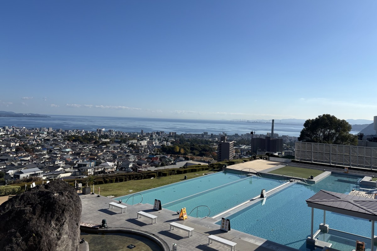 杉乃井ホテルのアクアガーデンから見下ろす別府の街並みと別府湾