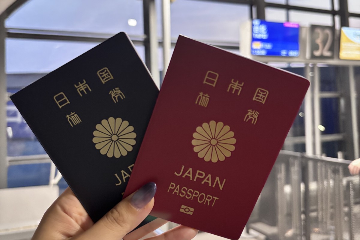 出発前の関西空港の搭乗口で、母と3歳児2人分のパスポートを並べた写真