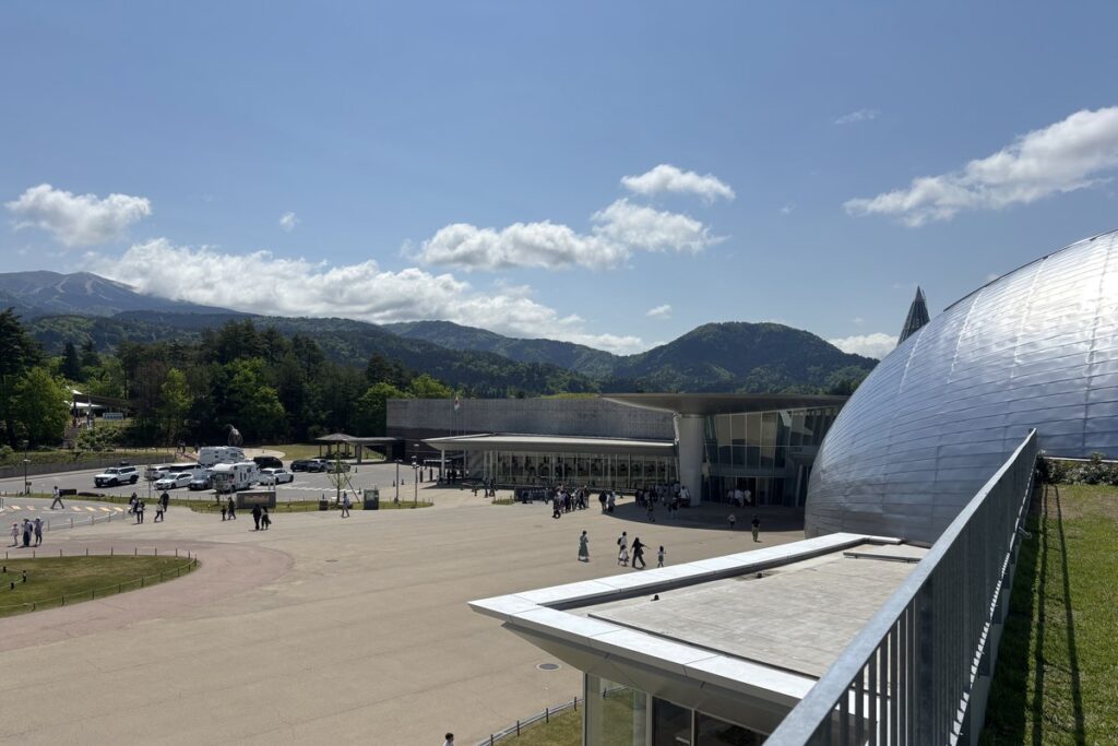 恐竜博物館の屋上から見た銀色のドームと勝山の山並み