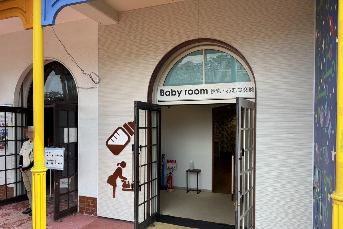 園内のBaby room（授乳・おむつ交換）の入口