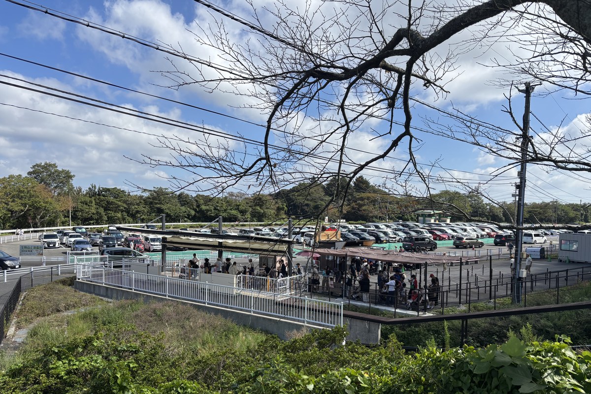 生駒山上遊園地の駐車場。シルバーウィークの朝10時前の時点で車が多い