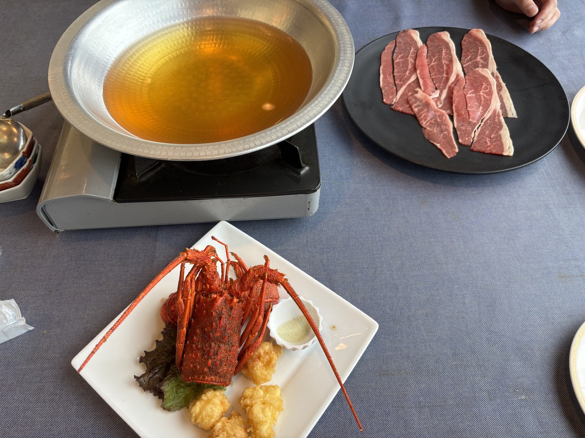 夕食バイキングの卓上鍋と伊勢海老
