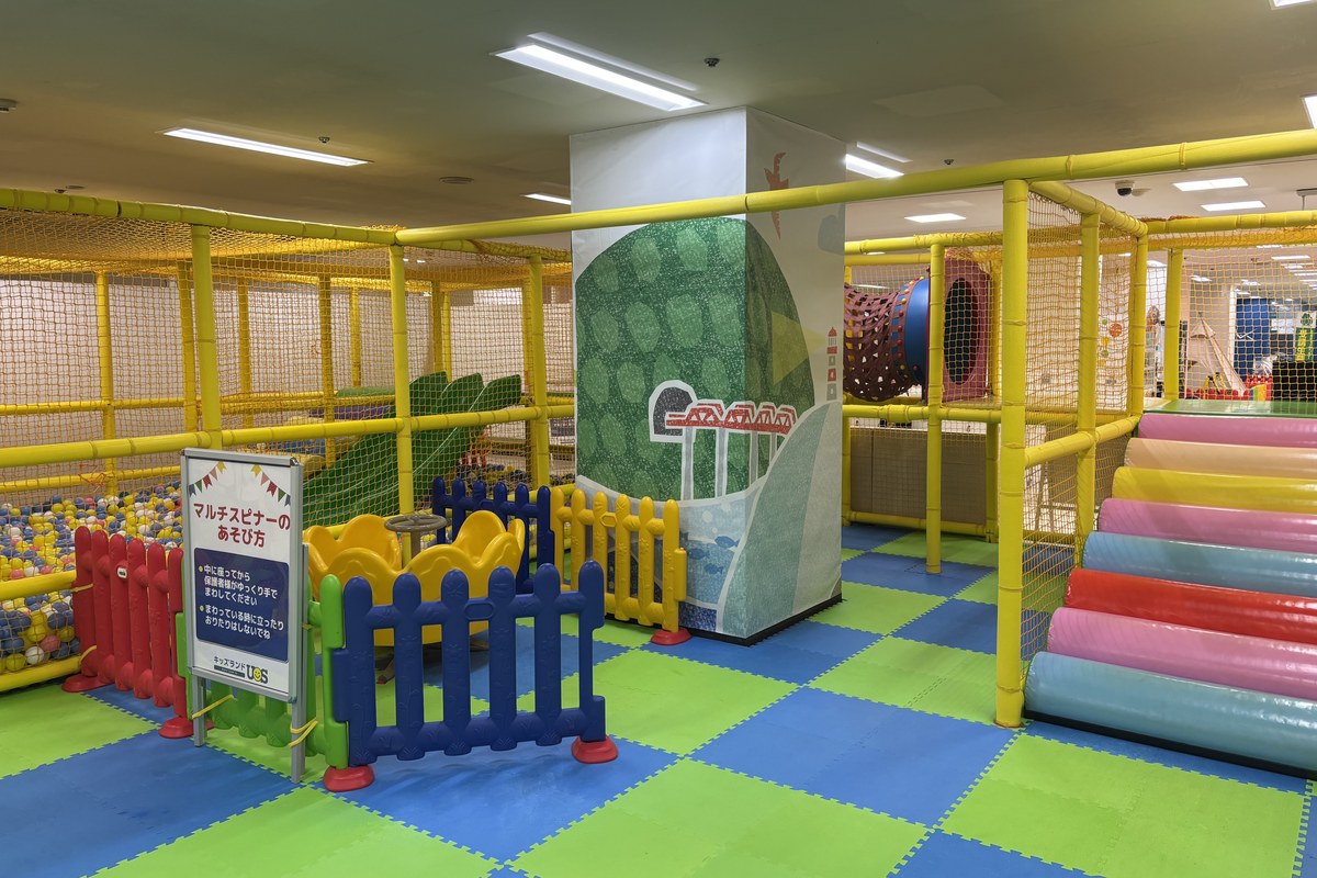 キッズランドUS神戸甲南山手店の大型ジャングルジムとボールプールが並ぶ室内遊び場