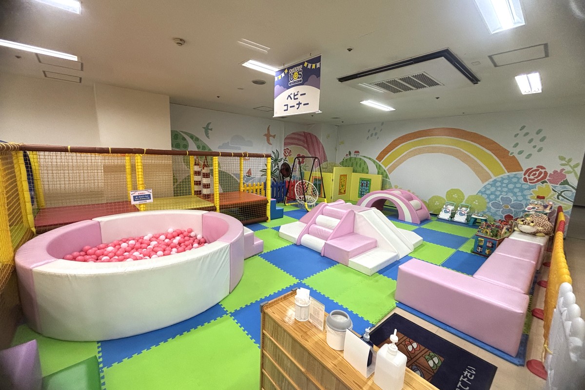 ベビーコーナーの小さなボールプールと低年齢向けの滑り台