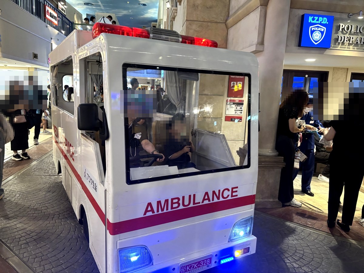 キッザニア甲子園の病院パビリオンの救急車。赤色灯をつけて街を走る