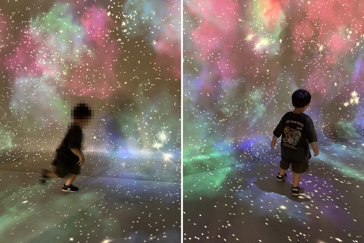バンドー神戸青少年科学館の星空に包まれる映像空間。キラキラの星と宇宙の映像の中を走る3歳の子どもと、見上げる後ろ姿