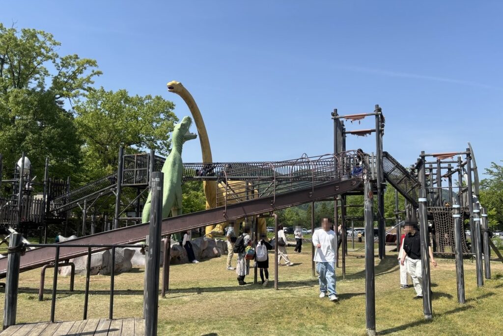 かつやま恐竜の森の無料エリアにある恐竜の大型遊具