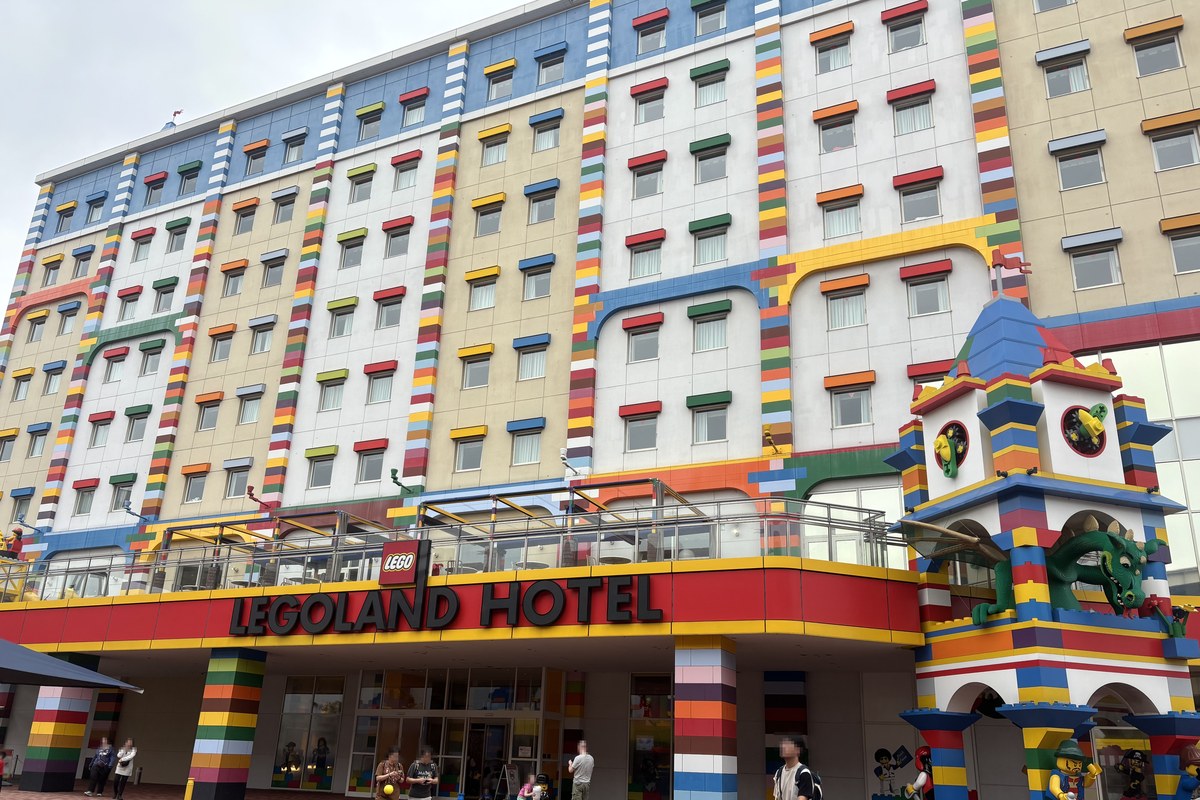 「LEGOLAND HOTEL」の看板が目印のレゴランド・ジャパン・ホテルの外観