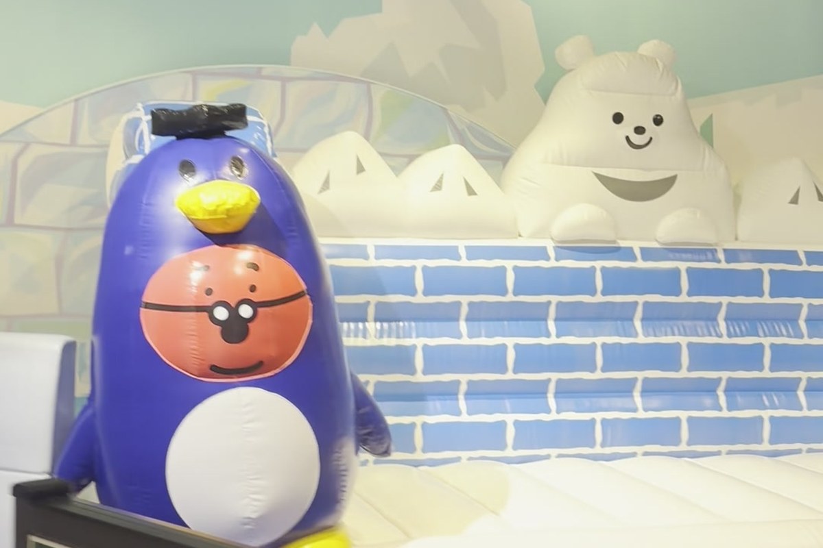 めんたいパーク神戸三田のめんたいランド。ペンギンとシロクマのふわふわトランポリンと氷のブロックの壁