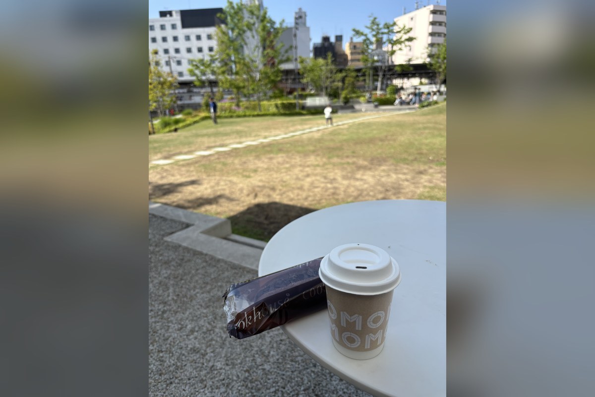 OMO7大阪の売店で買ったパンとコーヒーでみやぐりん朝ピクニック