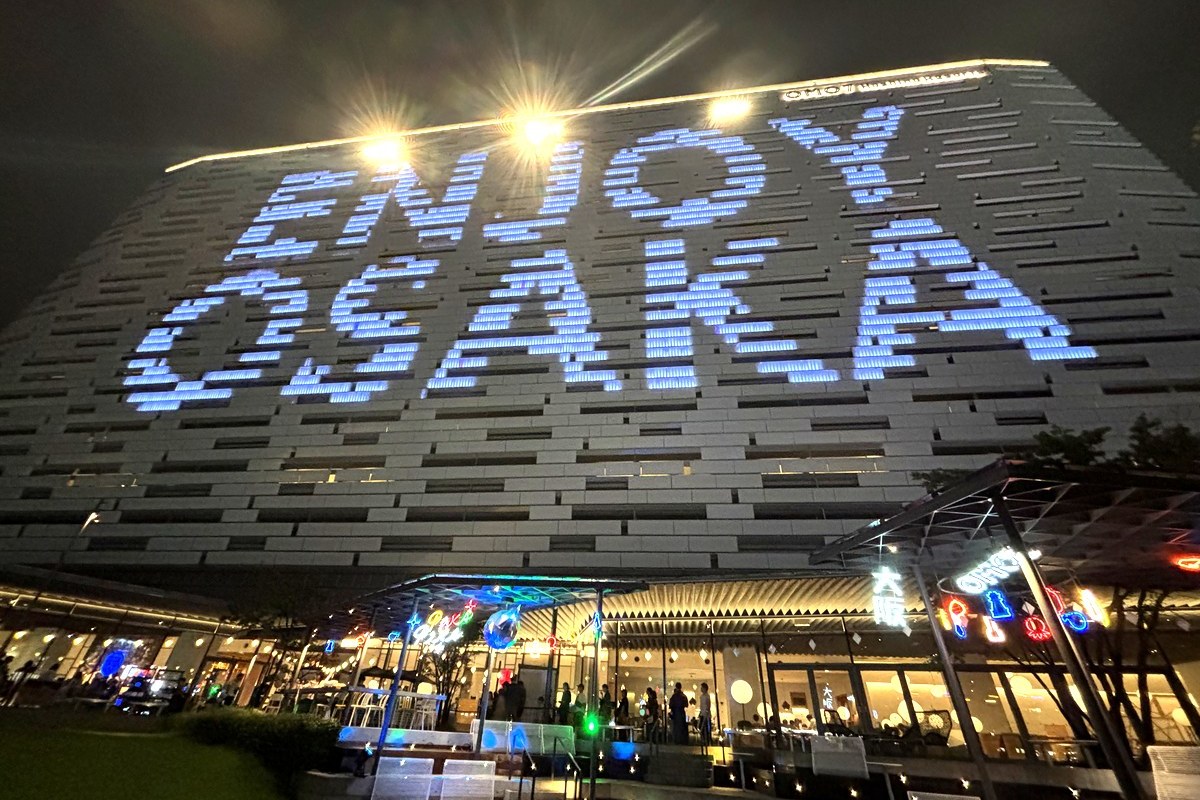 OMO7大阪の外壁に「ENJOY OSAKA」の文字が光るPIKAPIKAファイアワークス