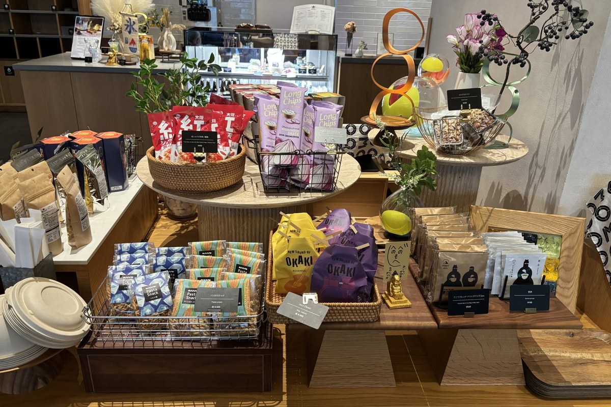 OMO7大阪2階売店のお菓子・お土産コーナー