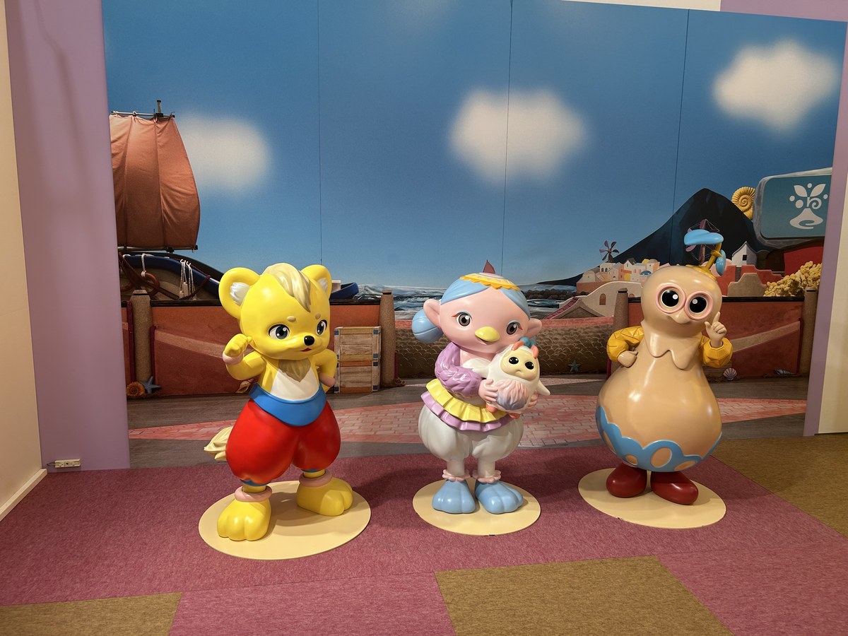 東条湖おもちゃ王国のこどもスタジオ（2024年開催時）に展示されたファンターネ！のキャラクター像3体