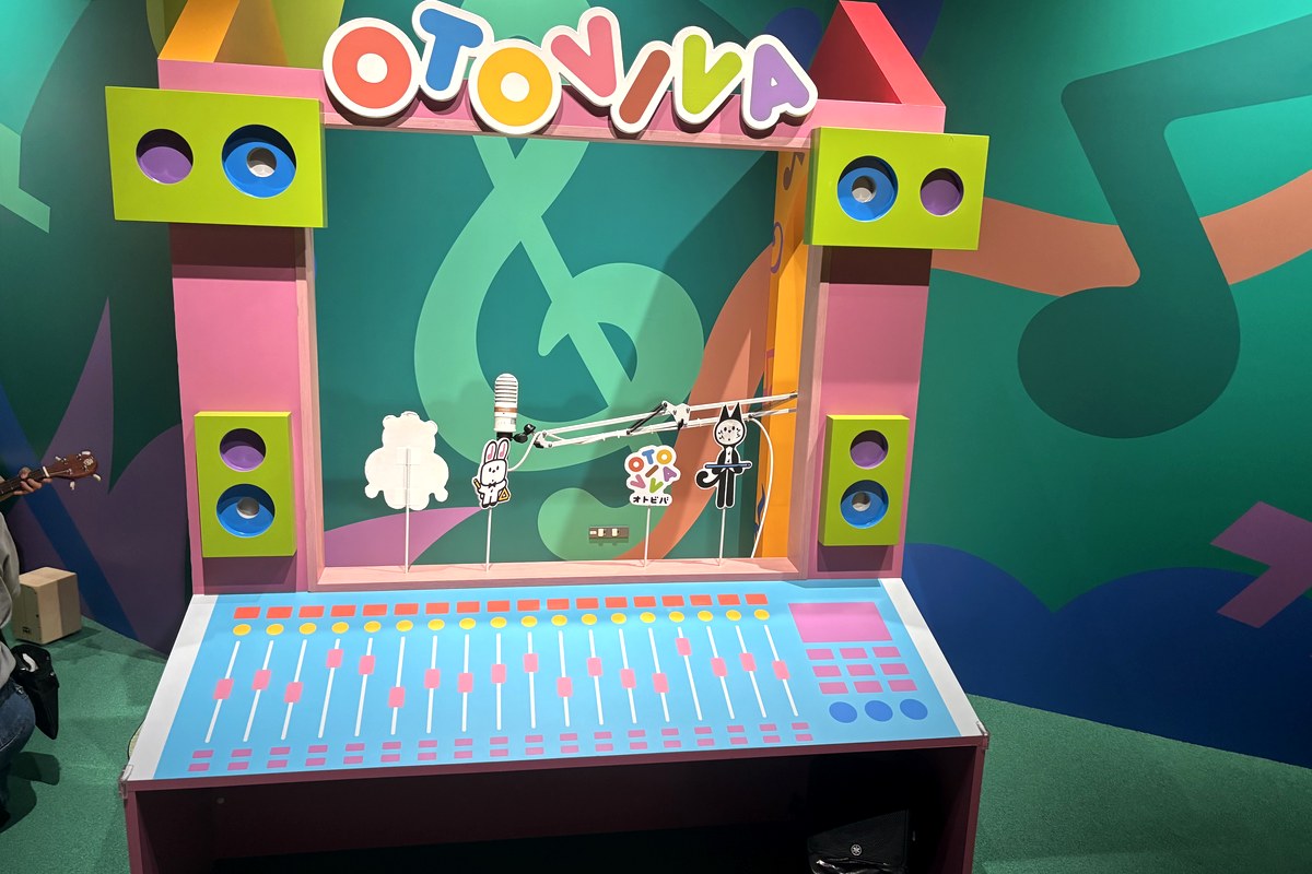オトビバ ららぽーと甲子園店にあるミキサー卓（DJブース風）のフォトスポット。OTOVIVAのロゴとスピーカー、キャラクターが並ぶ