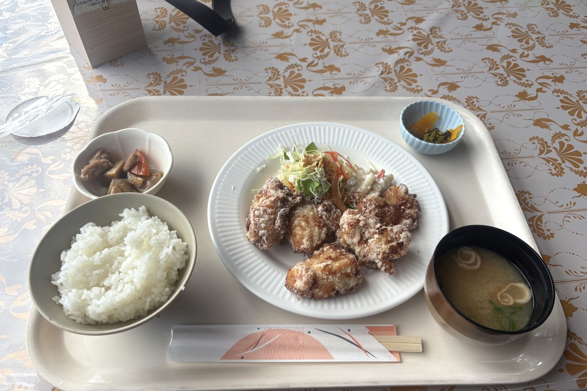 レストランでいただいた唐揚げ定食。ごはん・味噌汁・小鉢つき