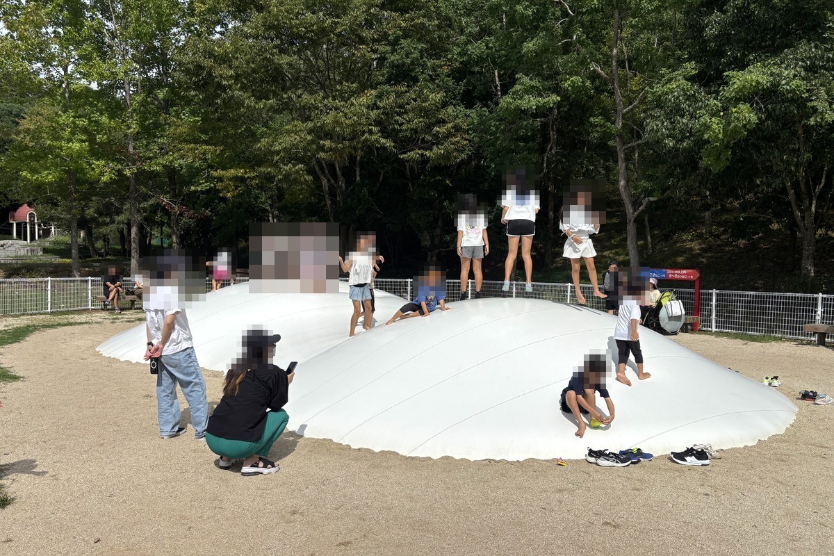トリム園地のふわふわドーム。白いドームの上で子どもたちが跳ねている