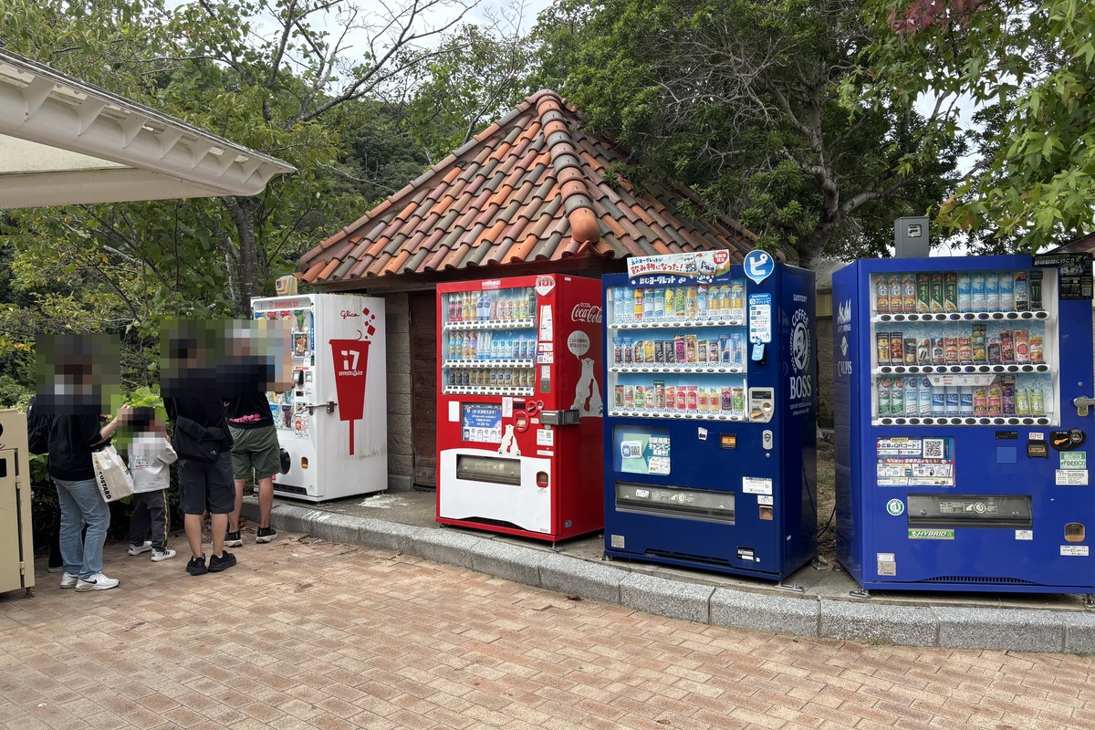 トリム園地のトイレそばの自動販売機コーナー。セブンティーンアイスの自販機もある