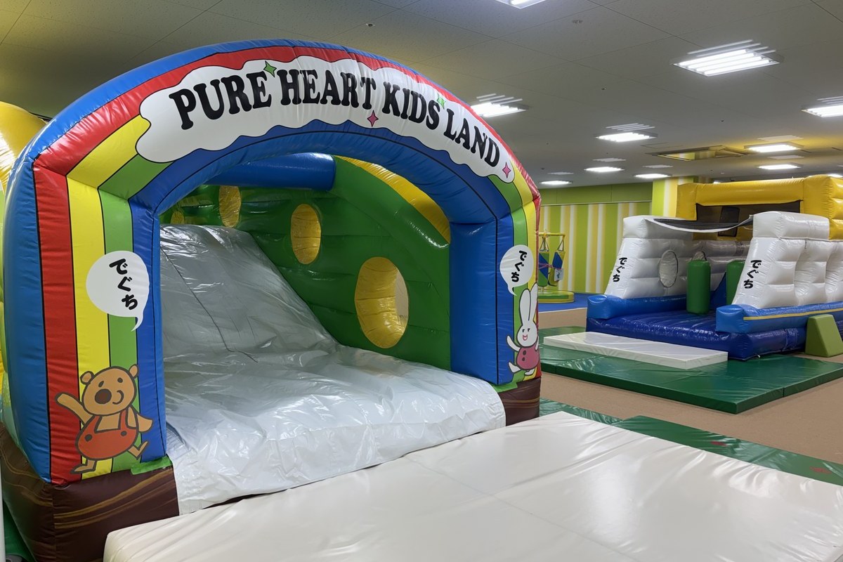 ピュアハートキッズランドコロワ甲子園のふわふわエア遊具。滑り台つきのエアートランポリンが2台並ぶ