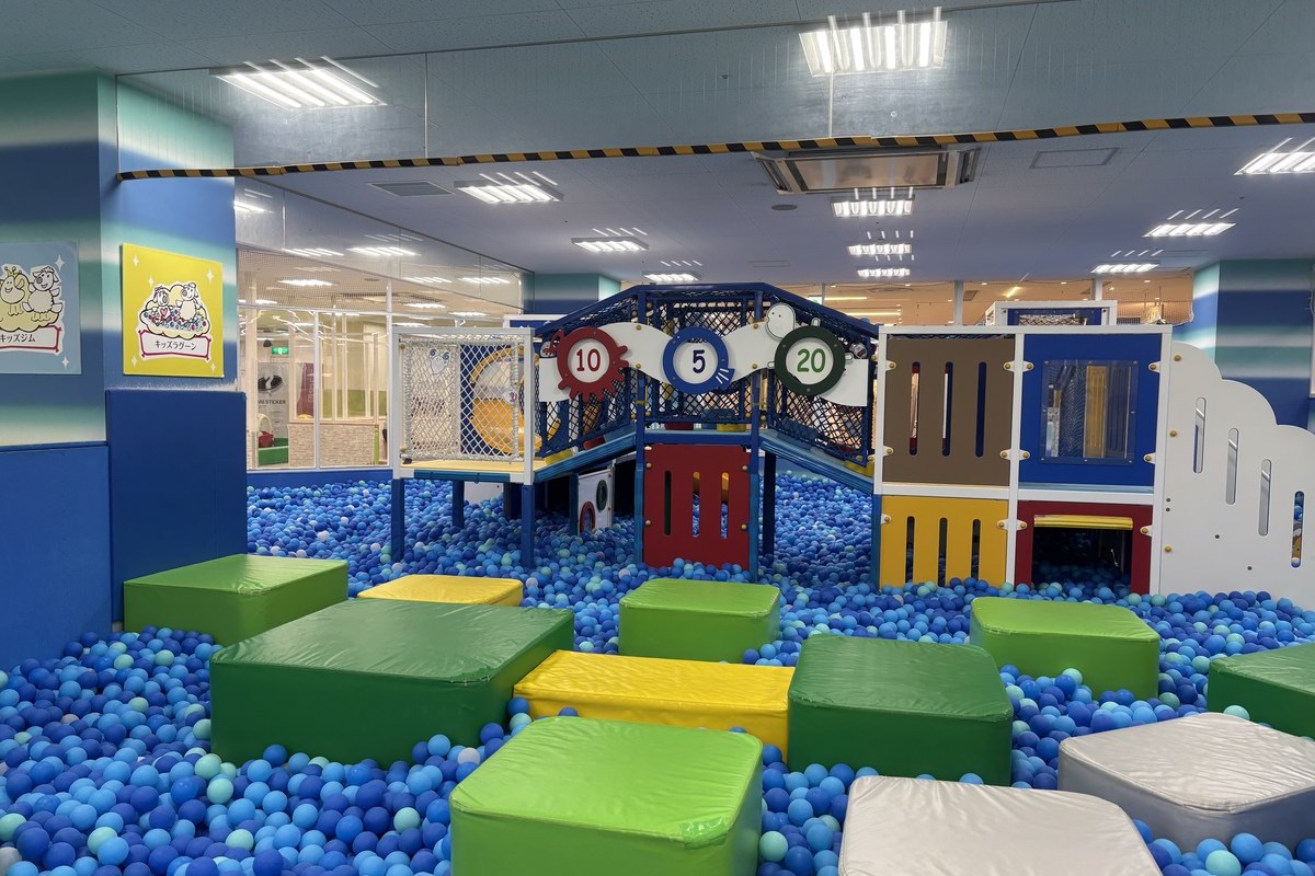ピュアハートキッズランドコロワ甲子園のボールプール全景。中央に大型のキッズジム、手前にクッションブロックが並ぶ