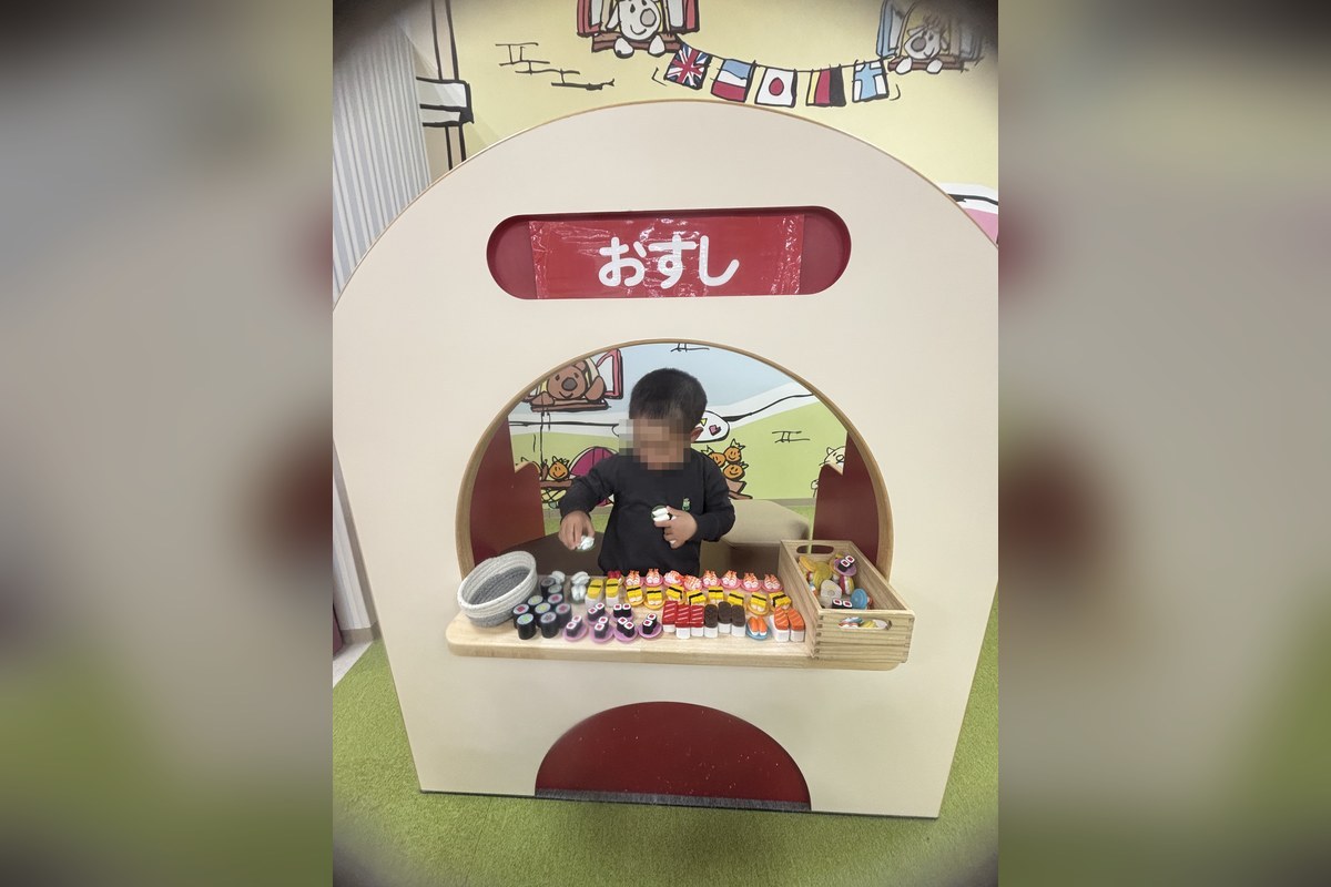 ピュアハートキッズランドコロワ甲子園のおすし屋さんごっこコーナーで遊ぶ子ども