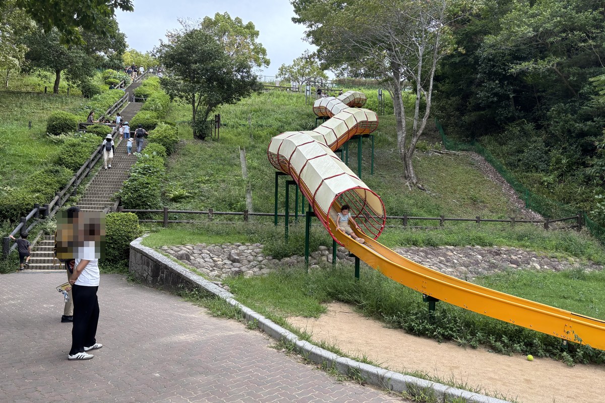 秋のしあわせの村トリム園地。山の斜面を下るロングスライダーと階段