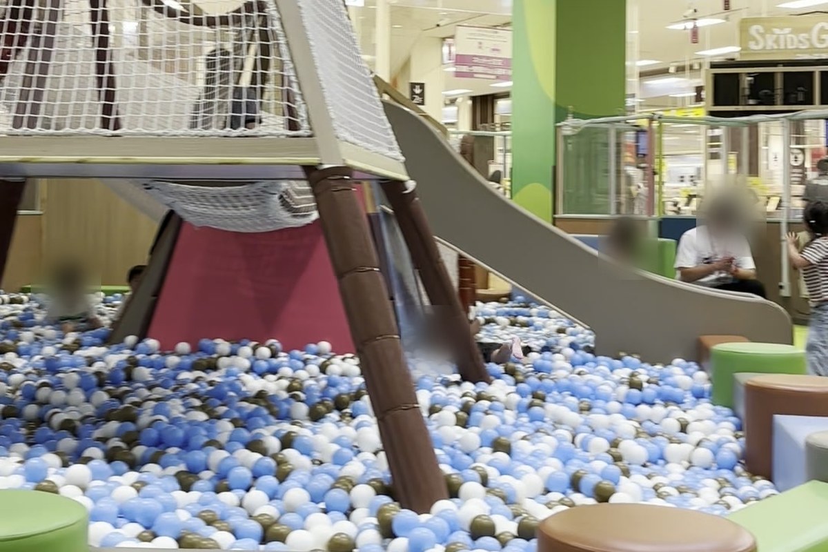 スキッズガーデン神戸北店の大きなすべり台とボールプール。奥にSKIDS GARDENの看板が見える
