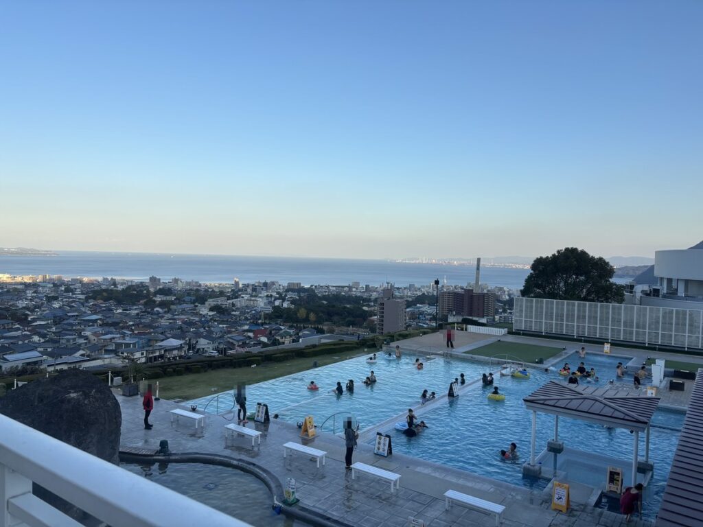 棚湯から見下ろした杉乃井ホテルのアクアガーデンと別府湾の景色
