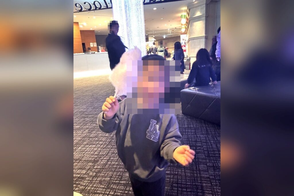 杉乃井ホテルのバイキングでわたあめを楽しむ子ども