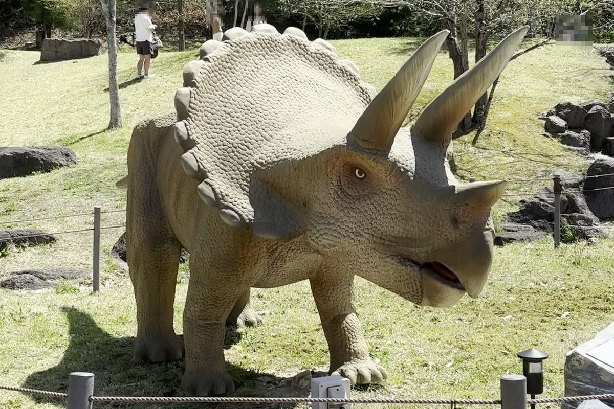 丹波並木道中央公園の芝生広場にある大きなトリケラトプスの恐竜オブジェ。入園も駐車場も無料