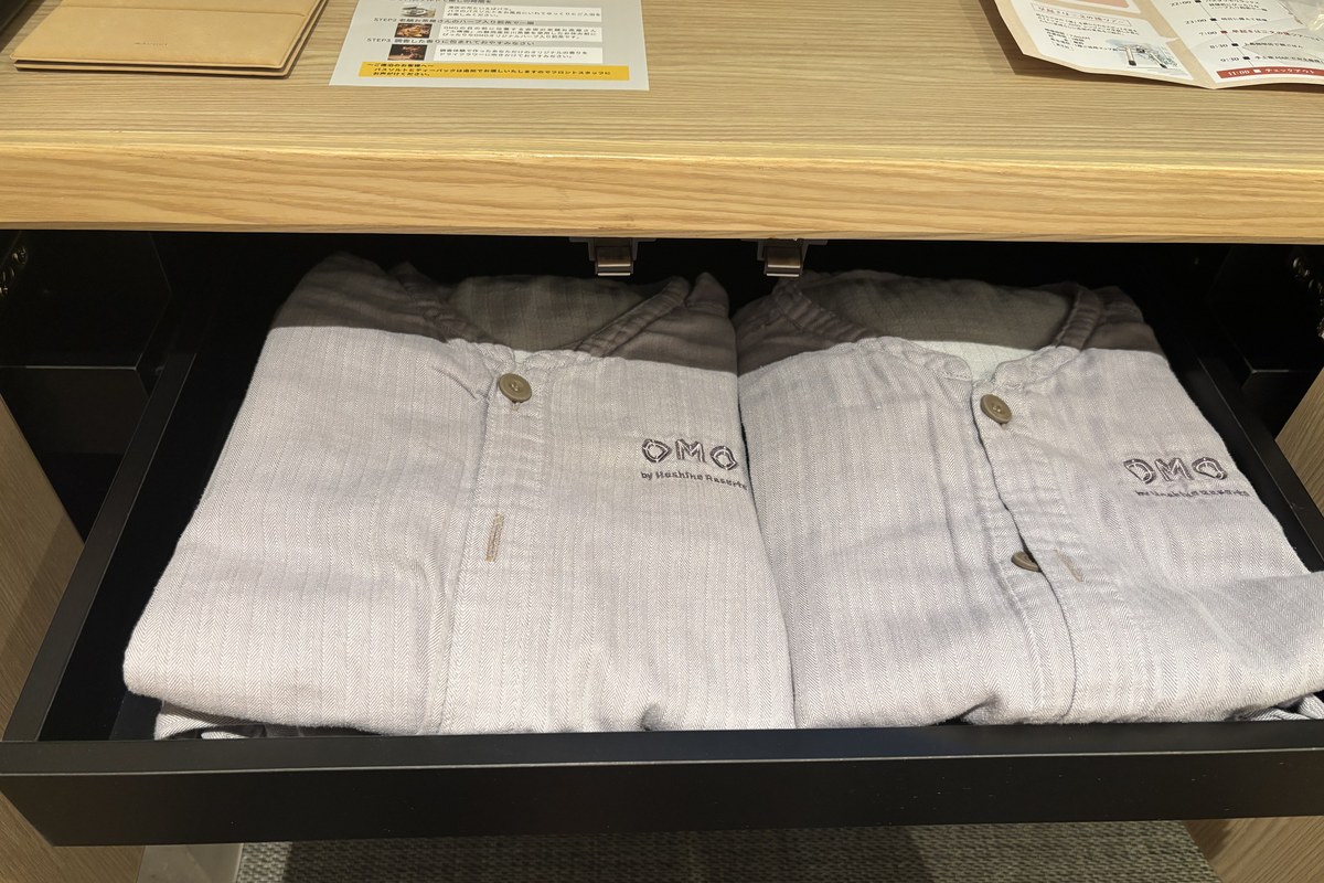 引き出しに入った大人用の館内着(OMOのロゴ入り)2着