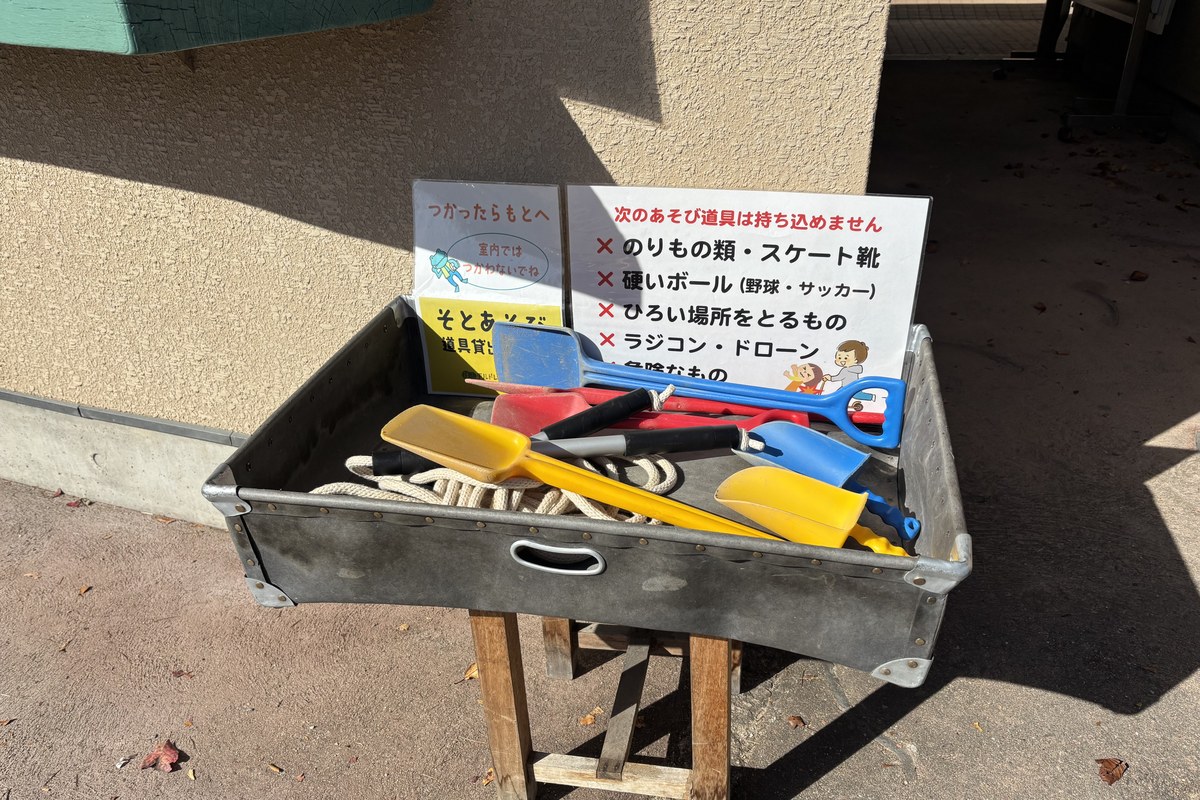 持ち込めない遊び道具の掲示。のりもの類・硬いボール・広い場所をとるもの・ラジコン・ドローン