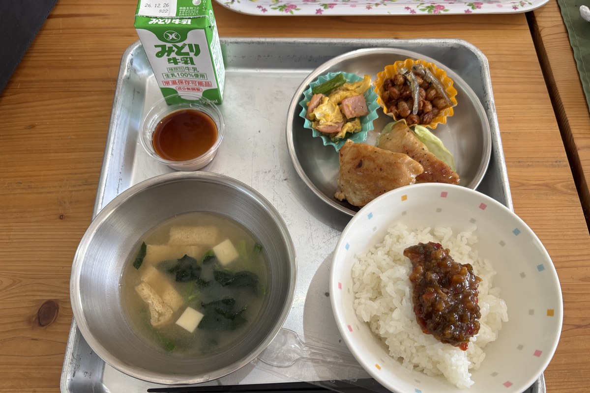 給食こんだて1,000円。アルマイトのトレーにごはん・おかず2種・味噌汁・紙パックの牛乳