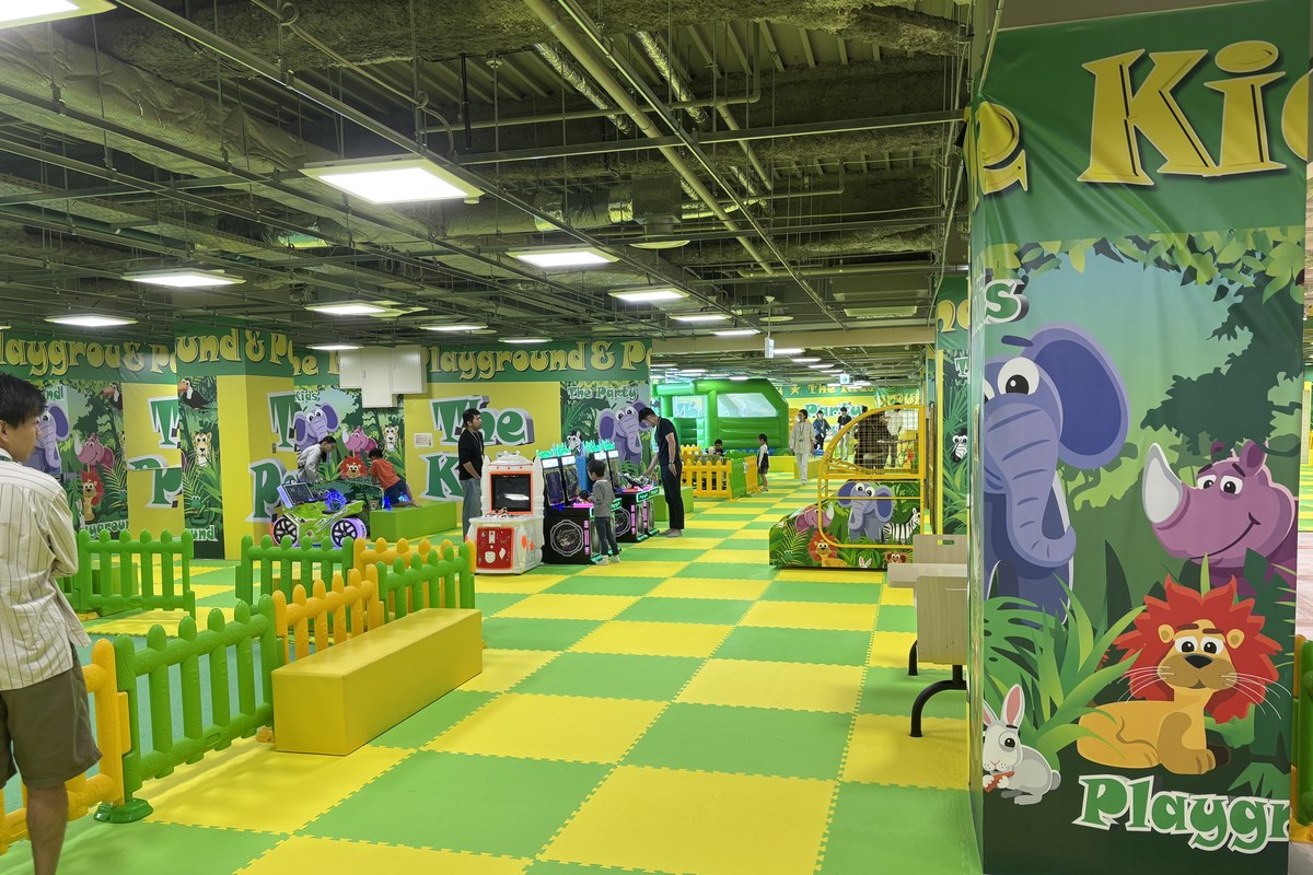 ザキッズ 神戸ROKKO i PARK店の入口から見た店内。黄緑と黄色のマットが奥まで続く広いワンフロア