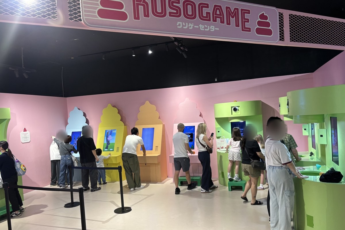 ゲーム機が並ぶ「クソゲーセンター」。親子連れが順番に遊んでいる